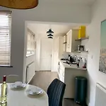 The Kensingston - Quaint Victorian With Free Parking *