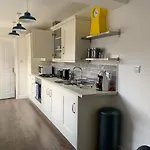The Kensingston - Quaint Victorian With Free Parking Apartmán *